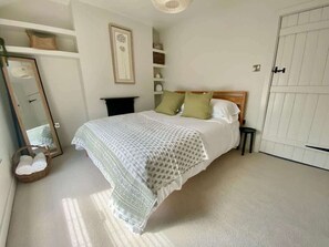 2 bedrooms, iron/ironing board, internet, bed sheets