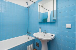 Een douche, een haardroger, handdoeken