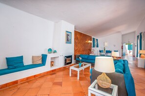 TV - Holiday Home 'Ocean' with Sea View, Shared Pool and Wi-Fi (Prainha)