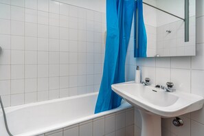Douche, sèche-cheveux, serviettes fournies