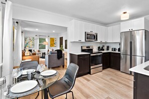 Geladeira, micro-ondas, fogão, cooktop