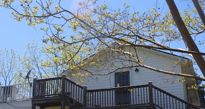 Charming farmhouse with WiFi and AC in lovely Sutherlin