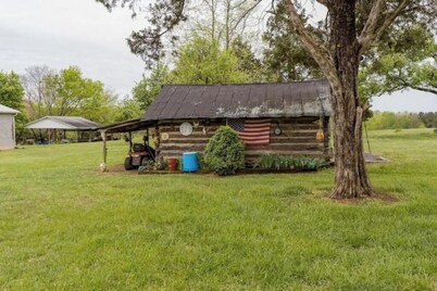 Charming farmhouse with WiFi and AC in lovely Sutherlin