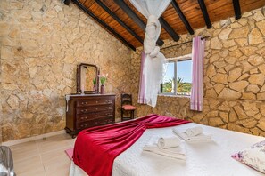 3 bedrooms, iron/ironing board, WiFi, bed sheets - Country House 'Horta Da Ti'mariana' with Private Pool (Odiáxere)