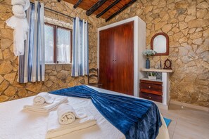 3 عدّة غرف نوم ومكواة/لوح كي وواي فاي وملاءات أسرّة