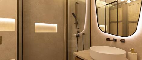 Ducha, secador de pelo, bidé y toallas