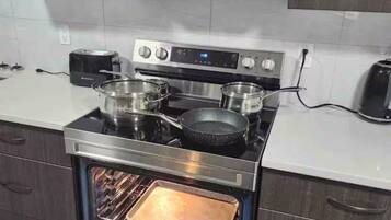 Mikrobølgeovn, ovn, kokeplater og oppvaskmaskin