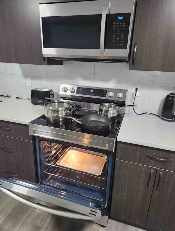 Micro-ondes, four, plaque de cuisson, lave-vaisselle