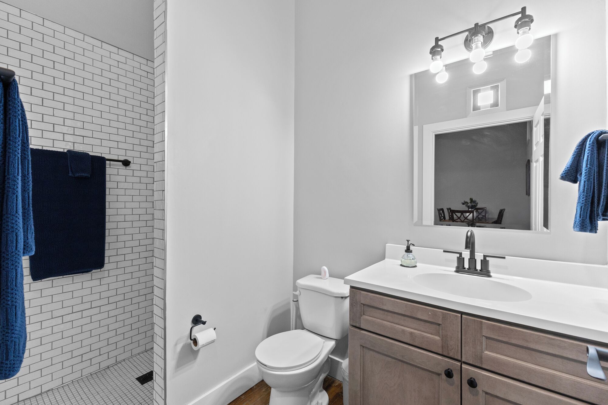 Regadera, secadora de cabello, toallas, jabón 