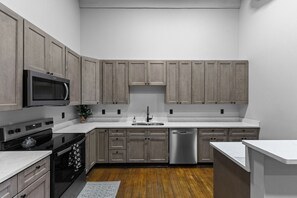 Frigorifero, microonde, forno, piano cottura