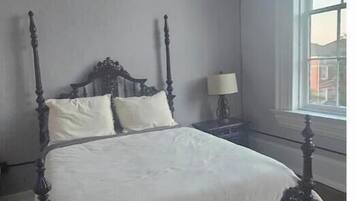 2 makuuhuonetta, silitysrauta/-lauta, ilmainen Wi-Fi, vuodevaatteet