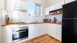 Fridge, microwave, oven, stovetop - Elwood Breeze Hideaway (Elwood)