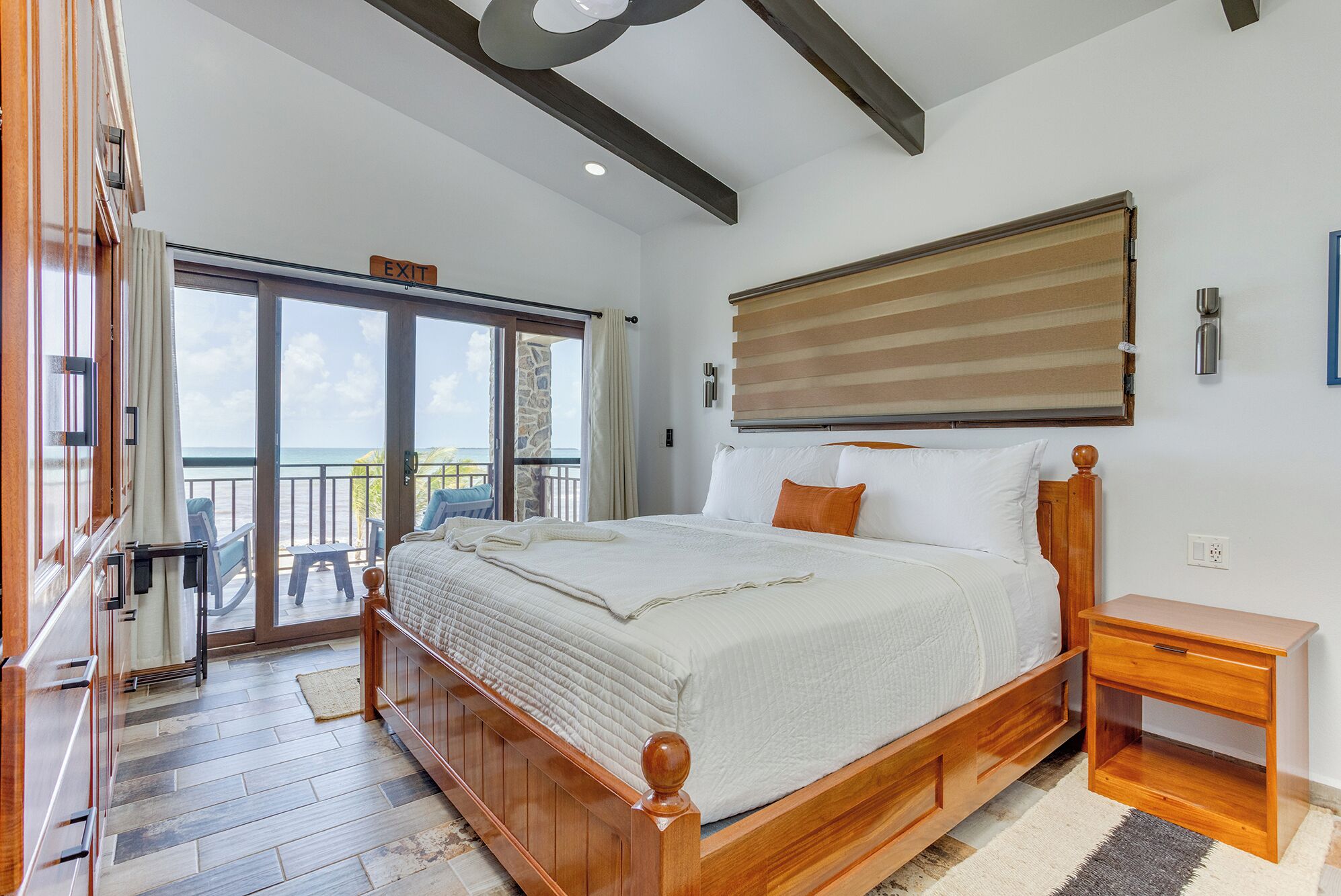 5 quartos, cofres nos quartos, escrivaninha