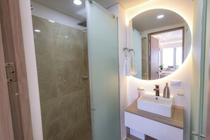 Douche, sĂšche-cheveux, serviettes fournies, savon