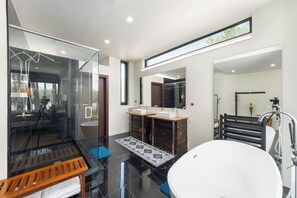 Regadera, secadora de cabello, bidet, toallas 