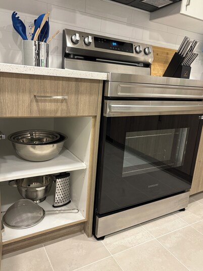 New, stylish suite. Private entrance, queen bed, full kitchen, in-suite laundry.