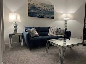 Smart-TV, Kamin, DVD-Player, Bücher