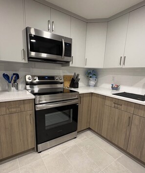 Réfrigérateur, four à micro-ondes, un four, surface de cuisson