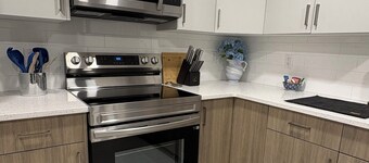 New, stylish suite. Private entrance, queen bed, full kitchen, in-suite laundry.