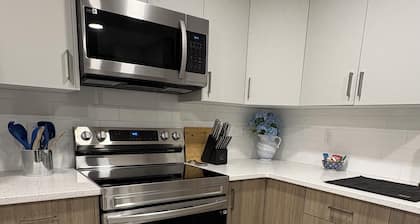 New, stylish suite. Private entrance, queen bed, full kitchen, in-suite laundry.