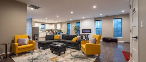 Fernseher, Kamin, Tischfußball