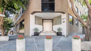 Un bâtiment doté d’une entrée moderne, d’une enseigne indiquant « PUEBLA 36 » et d’un magasin « UNIQO ».