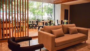 Un interior moderno con un sofá, sillas y una zona de comedor.