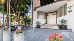 Un edificio moderno con un letrero que indica 'MORELIA' y 'PUEBLA 36', mostrando su ubicación.