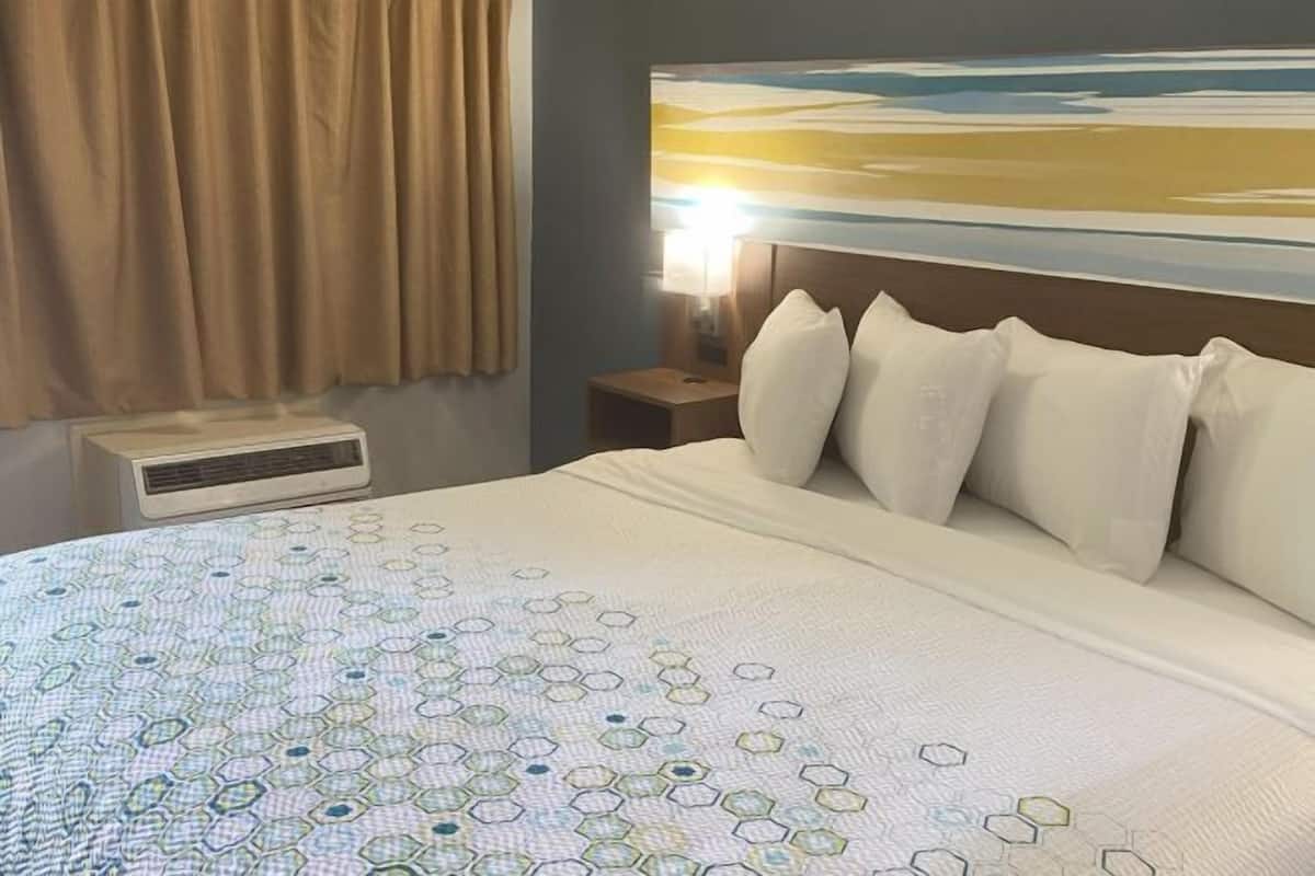 Desk, laptop workspace, iron/ironing board, free WiFi