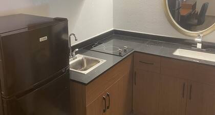 HomeTowne Studios by Red Roof Buffalo - Niagara Airport