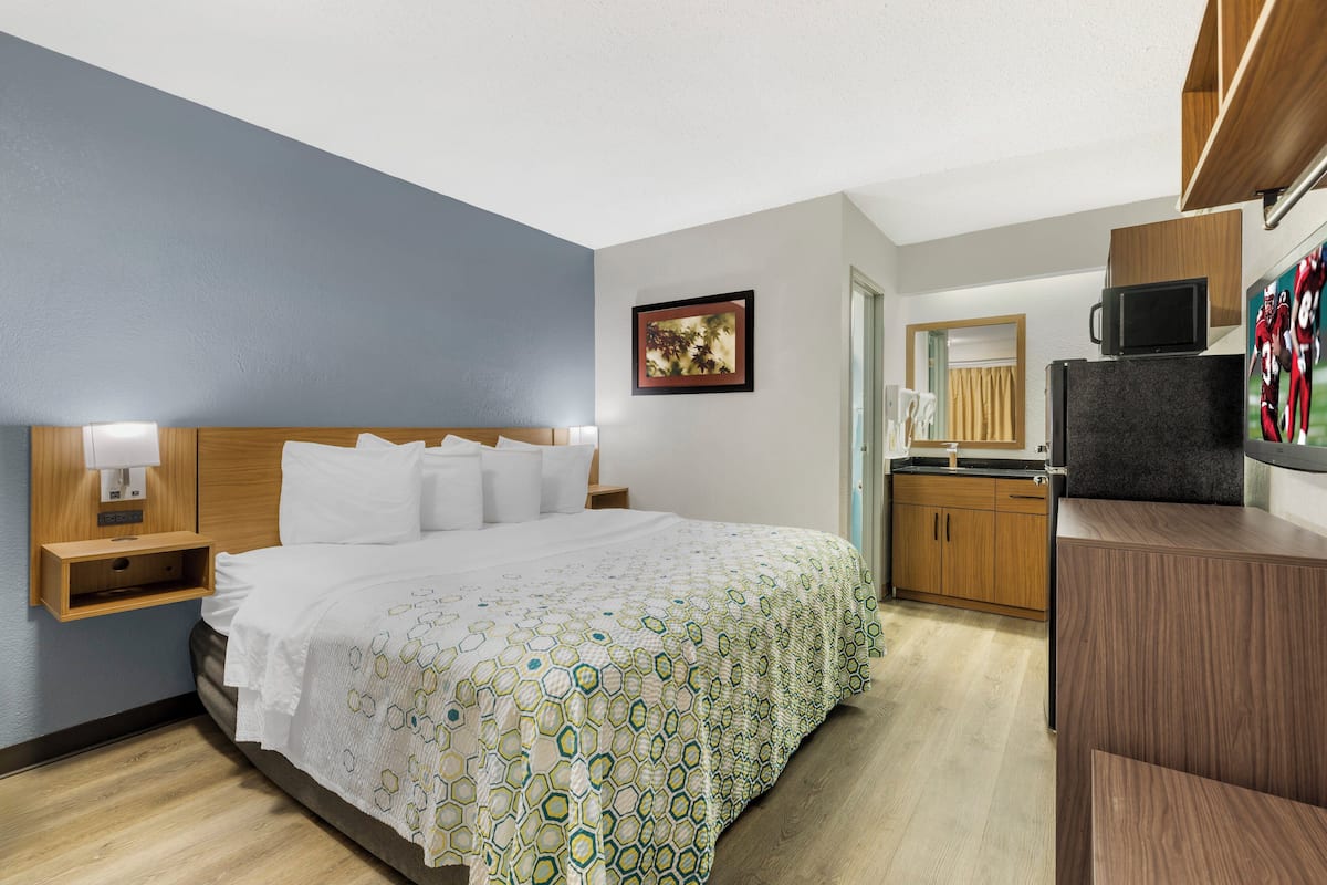 Studio, 1 King Bed, Non Smoking | Desk, laptop workspace, iron/ironing board, free WiFi