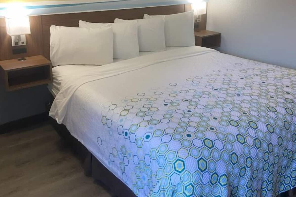 Desk, laptop workspace, iron/ironing board, free WiFi