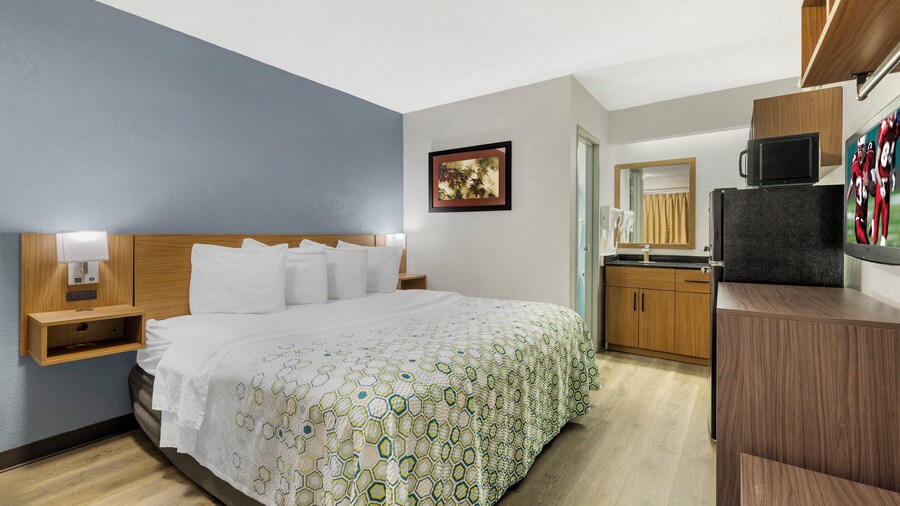 HomeTowne Studios by Red Roof Buffalo - Niagara Airport