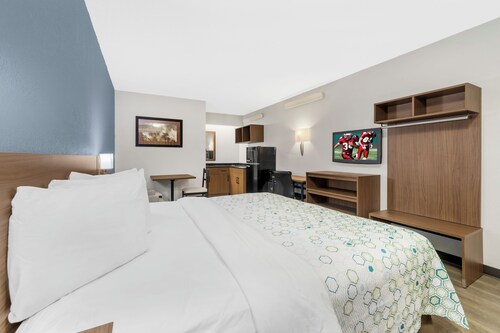 HomeTowne Studios by Red Roof Buffalo - Niagara Airport