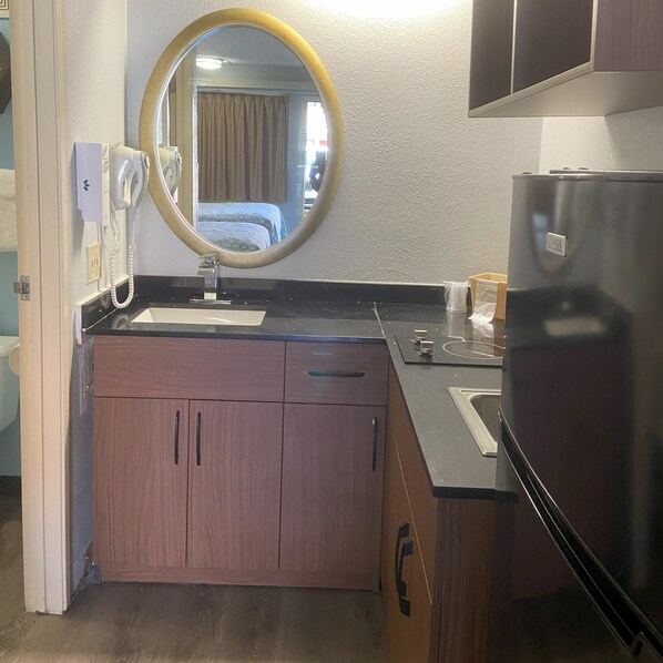 Studio, 2 tweepersoonsbedden, niet-roken, kitchenette | Privékeuken | Een koelkast met diepvriezer, een microgolfoven, een kookplaat