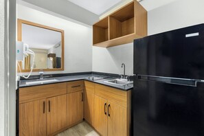 Estudi, 2 llits dobles, no fumadors, cuina bàsica | Cuina bàsica privada | Frigorífic gran, microones i placa de cuina 