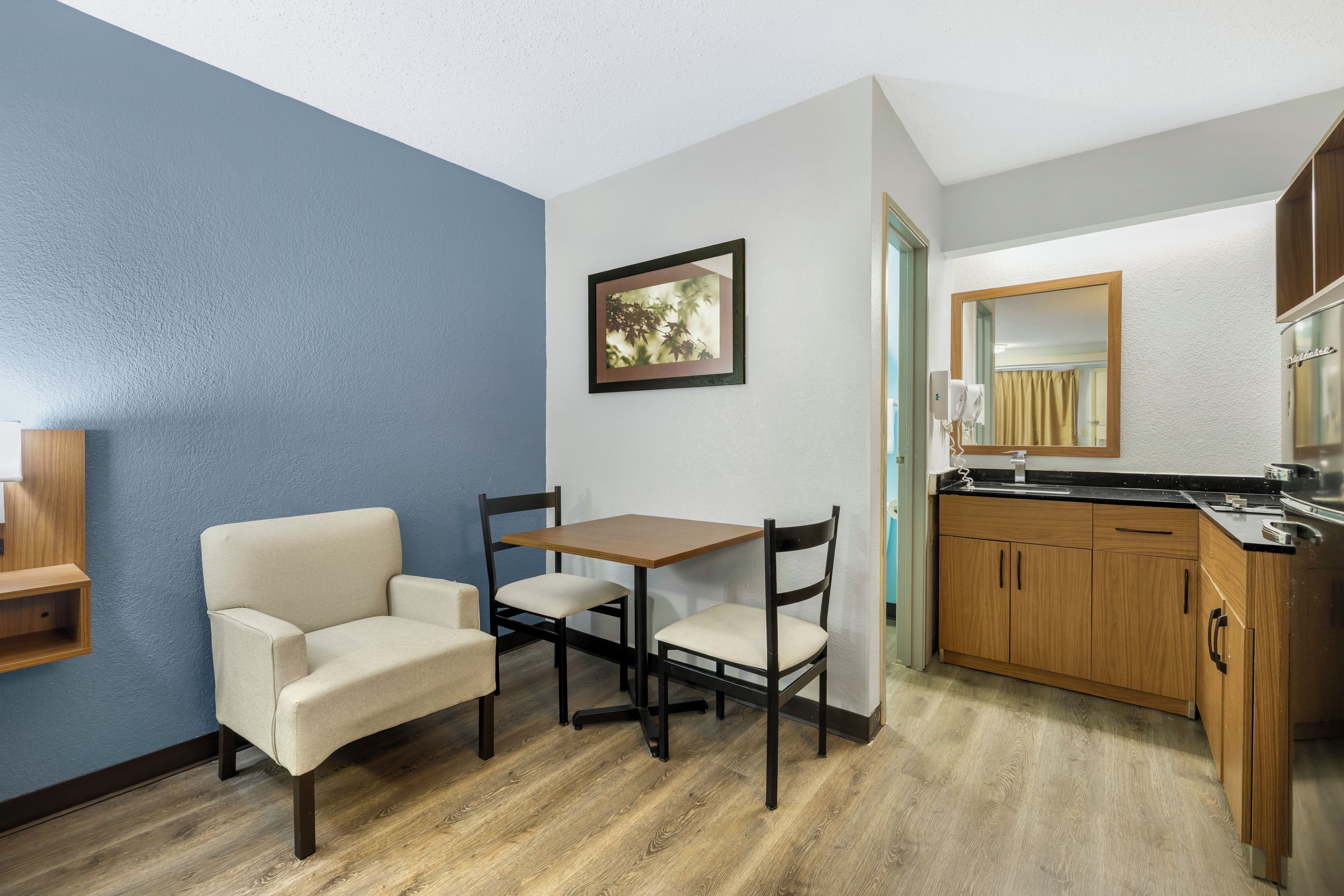 Studio, 1 King Bed, Non Smoking (Larger Room) | Private kitchenette