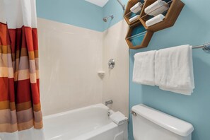 Combined shower/bathtub, eco-friendly toiletries, towels, toilet paper - HomeTowne Studios by Red Roof Buffalo - Niagara Airport (Bowmansville)