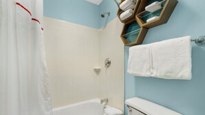 Ein Badezimmer mit Badewanne, Toilette und Duschvorhang.