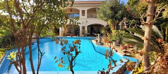 Luxury villa in Cairo with pool - stylish & private. WLAN & near to the pyramids
