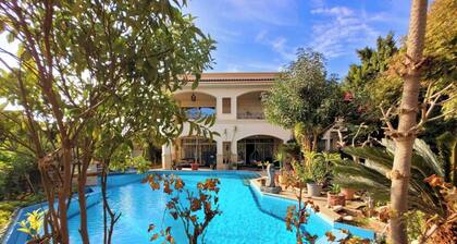 Luxury villa in Cairo with pool - stylish & private. WLAN & near to the pyramids