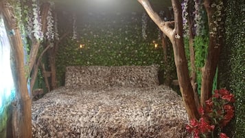 أسرّة بطبقة علوية مريحة وبديكورات فريدة لكل غرفة وطراز فريد لكل وحدة