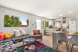 Smart-TV, DVD-Player, Bücher, Stereoanlage