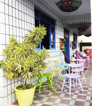 Outdoor dining - Soul Hostel Natal
