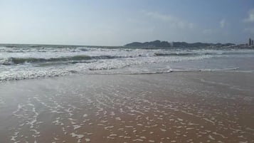 Playa en los alrededores y playa de arena blanca