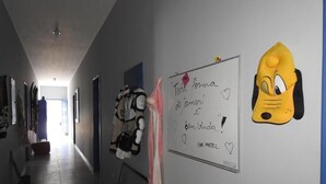 A hallway with a whiteboard displaying a message, a plush toy, and a wall-mounted item. - Soul Hostel Natal (Natal)