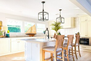 Fridge, microwave, oven, stovetop - New/Gourmet Kitchen/Minutes to Pensacola Beach (Gulf Breeze)