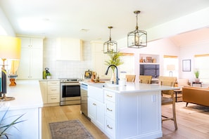 Fridge, microwave, oven, stovetop - New/Gourmet Kitchen/Minutes to Pensacola Beach (Gulf Breeze)