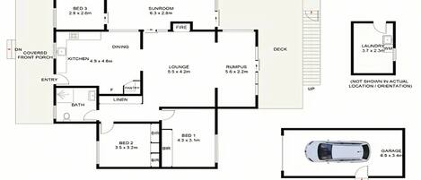 Plànol d'un hotel amb un porxo cobert, zona de dinar, cuina, saló, sala d'oci, dos dormitoris, estança amb llum natural i garatge.
