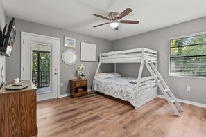 2 عدّة غرف نوم ومكواة/لوح كي وسرير سفر وواي فاي مجانًا